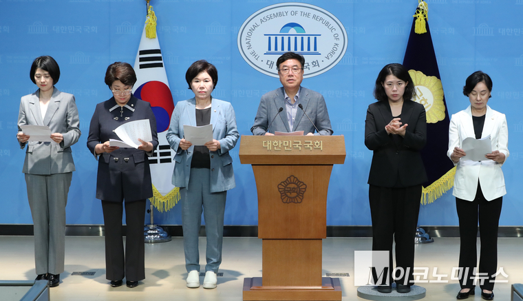 국민의힘 여성가족위원회 위원들이(왼쪽부터 한지아·이달희·조은희·서범수·서명옥) 16일 국회 소통관에서 기자회견하고 있다. 사진=최동환 기자