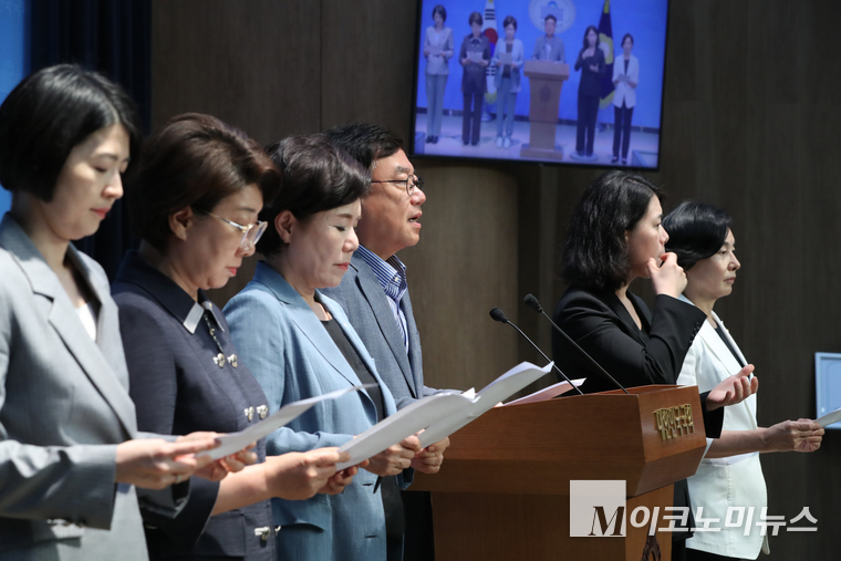 국민의힘 여성가족위원회 위원들이(왼쪽부터 한지아·이달희·조은희·서범수·서명옥) 16일 국회 소통관에서 기자회견하고 있다. 사진=최동환 기자