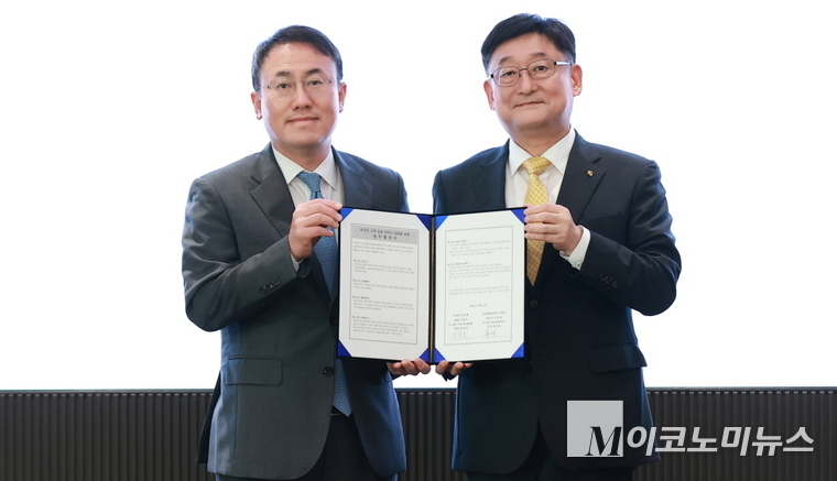 지난 15일 서울 영등포구에 위치한 KB국민은행 신관에서 열린 업무협약식에서 최재봉 삼성화재 일반보험부문 부사장(왼쪽)과 송용훈 KB국민은행 기업고객그룹 부행장이 기념촬영을 하고 있다. 사진=KB국민은행