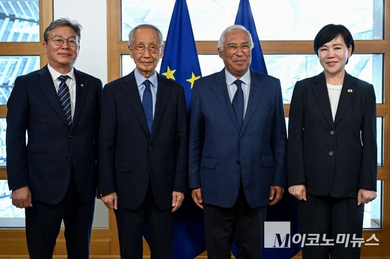 EU 특사단과 안토니우 코스타(왼쪽 세번째) EU 의장이 기념촬영을 하고 있다. 사진=전현희 의원실