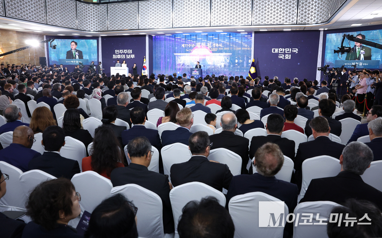 우원식 의장은 17일 국회 로텐더홀에서 열린 제77주년 제헌절 경축식에서 발언하고 있다. 사진=최동환 기자