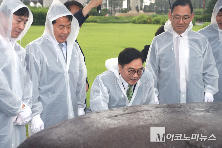 국회의장단, 각 당 원내대표, 국회사무총장 등이 17일 국회잔디광장 해태상 부근에서 열린 국회 상징성 설치 및 탐임캡슐 봉인기념 제막 행사. 사진=최동환 기자