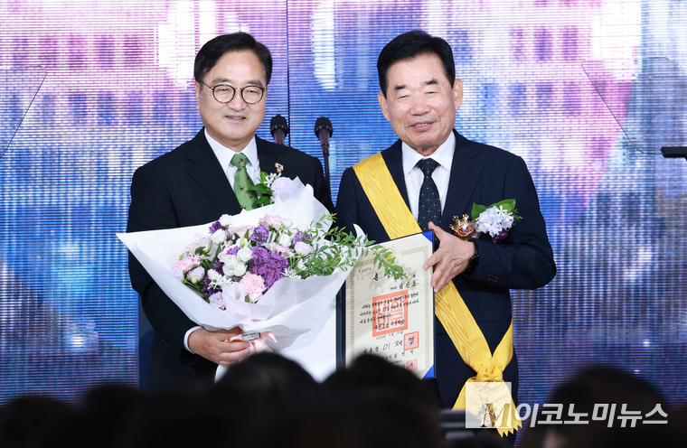 김진표 전 국회의장이 17일 서울 여의도 국회에서 열린 제77주년 제헌절 경축식에서 우원식 국회의장으로부터 국민훈장 무궁화장을 전달받고 있다. 사진=최동환 기자
