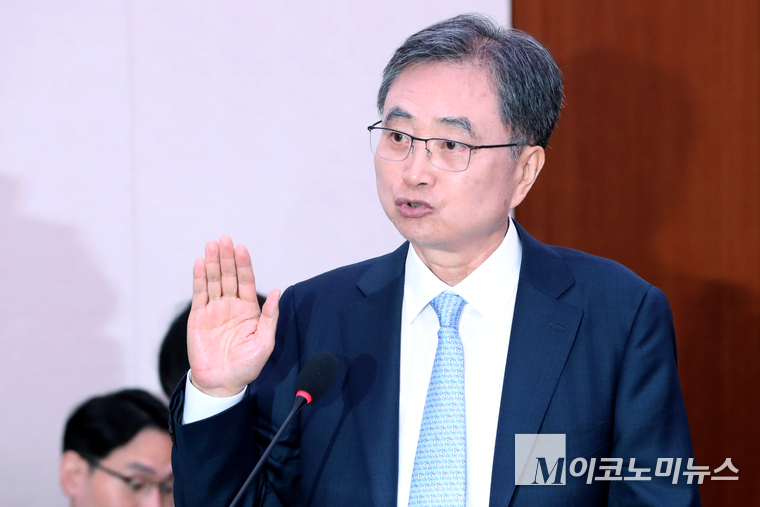 조현 외교부 장관 후보자가 17일 인사청문회에서 선서하고 있다. 사진=최동환 기자