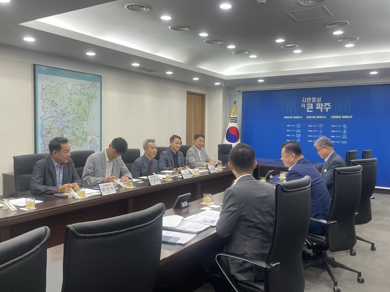 지난 16일 김경일 파주시장과 국방부 공여지처리TF장의 간담회 모습 <파주시 제공>