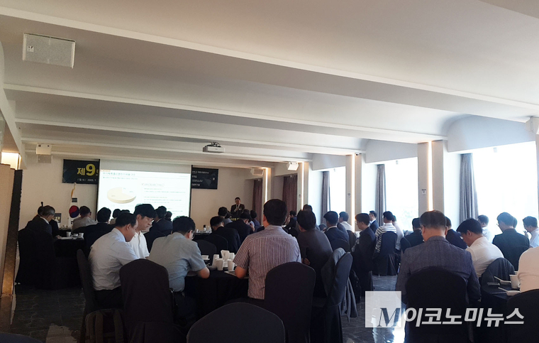 한화에어로스페이스 첨단항공엔진사업단 김원욱 단장이 '첨단항공엔진 개발 현황과 향후 과제' 주제로 발언하고 있다. 사진=권은주 기자 