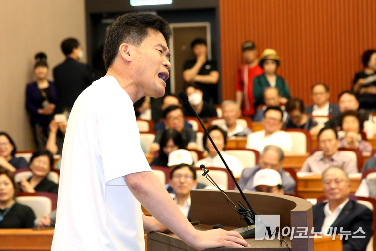 전한길 씨가 지난 14일 윤상현 국민의힘 의원의 주최로 국회박물관 국회체험관에서 열린 ‘무엇을 할 것인가? 자유공화 리셋코리아를 위하여’ 긴급토론회에서 발언하고 있다. 사진=최동환 기자