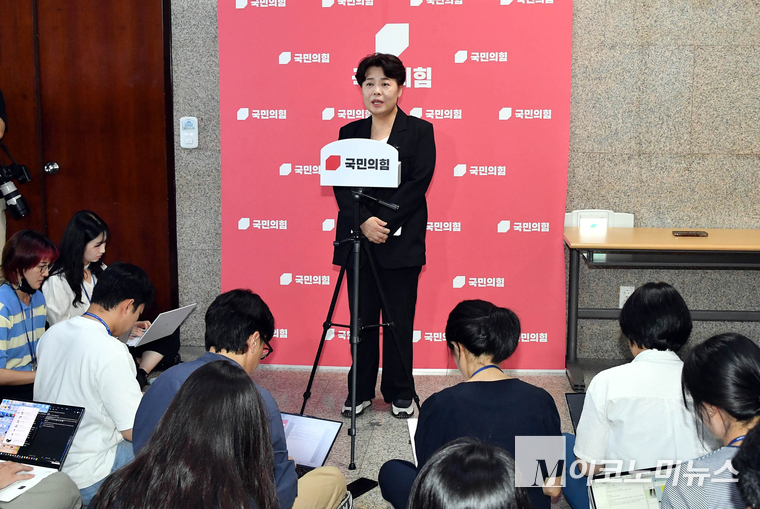 윤희숙 국민의힘 혁신위원장이 지난 9일 당대표 회의실 앞에서 브리핑하고 있다. 사진=최동환 기자