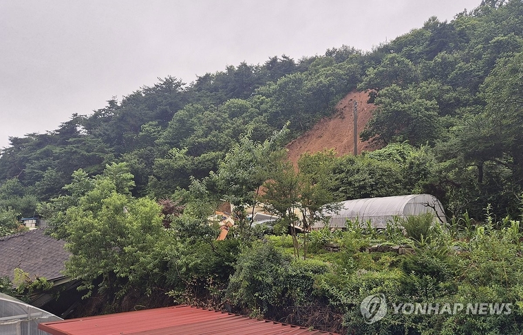지난 17일 충남 청양군 대치면 일대에 산사태가 발생한 모습. 사진=연합뉴스