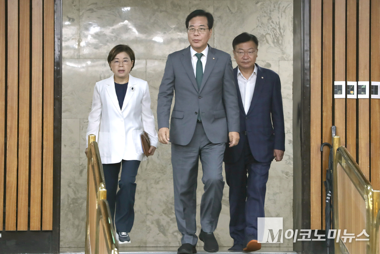 송언석 국민의힘 비상대책위원장 겸 원내대표가 18일 국회 본청에서 열린 원내대책회의에 참석하고 있다. 사진=최동환 기자