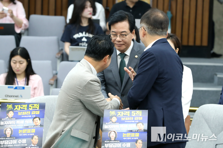 송언석 국민의힘 비상대책위원장 겸 원내대표가 18일 국회 본청에서 열린 원내대책회의에 참석하고 있다. 사진=최동환 기자
