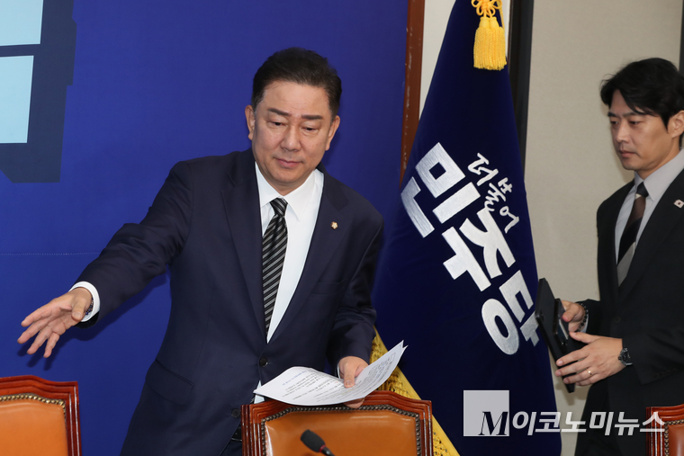 김병기 더불어민주당 당대표 직무대행 겸 원내대표가 18일 국회 본청에서 열린 최고위원회의에 참석하고 있다. 사진=최동환 기자