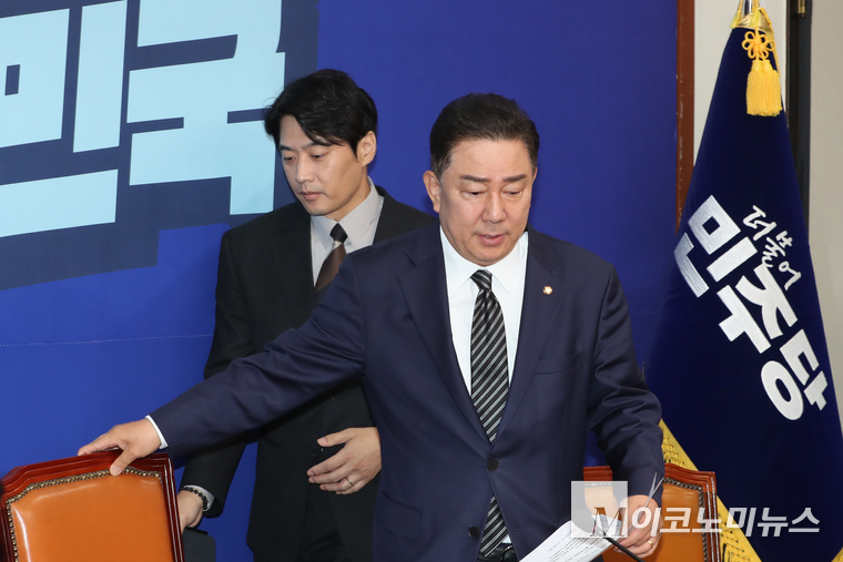 김병기 더불어민주당 당대표 직무대행 겸 원내대표가 18일 국회 본청에서 열린 최고위원회의에 참석하고 있다. 사진=최동환 기자
