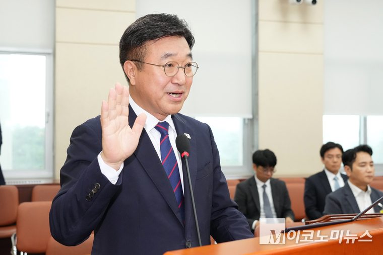 윤호중 행정안전부 장관 후보자가 18일 국회 본청에서 열린 인사청문회에서 선서하고 있다. 사진=최동환 기자
