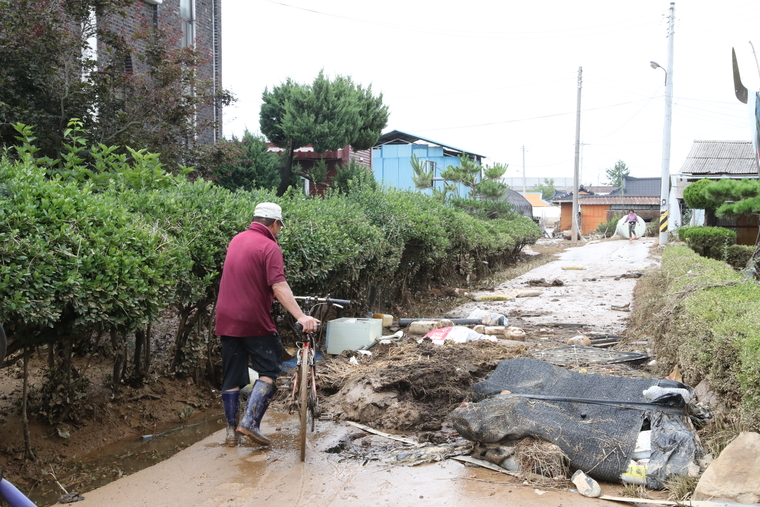 18일 오전 충남 예산군 삽교읍 하포리 마을이 전날 내린 폭우로 아수라장으로 변해있다. 사진=연합뉴스