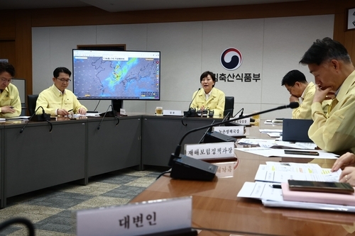 중부지방을 중심으로 이틀간 이어진 집중호우로 축구장 1만8천여개 면적에 해당하는 농작물이 물에 잠겨 정부가 피해 복구 방안 마련에 착수했다.