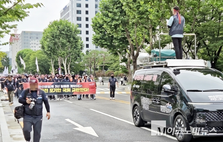 민주노총 화물연대본부 조합원들이 18일 서울 여의도 국회 인근에서 안전운임제 입법 촉구 결의대회 행진을 하고 있다. 사진=문상혁 기자