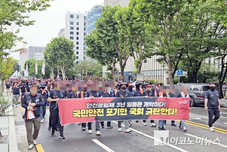 18일 민주노총 화물연대본부 조합원들이 서울 여의도 국회 인근에서 안전운임제 입법 촉구 결의대회를 하고 있다. 사진=문상혁 기자 