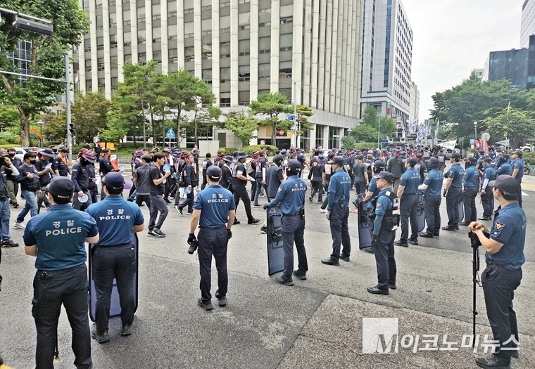 18일 민주노총 화물연대본부 조합원들이 서울 여의도 국회 인근에서 안전운임제 입법 촉구 결의대회를 질서있게 하고 있다. 사진=문상혁 기자 