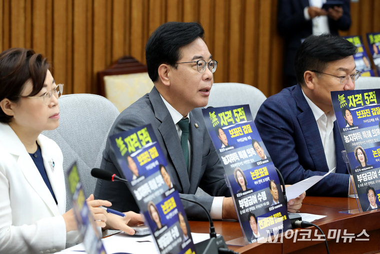 국민의힘이 지난 18일 국회 본청에서 원내대책회의를 열고 문제가 된 장관 후보자 피켓을 개시하고 회의를 진행하고 있다. 사진=최동환 기자