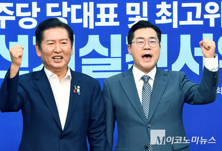 정청래·박찬대 더불어민주당 당대표 후보가 지난 15일 공명선거실천 서약식에서 기념촬영하고 있다. 사진=최동환 기자