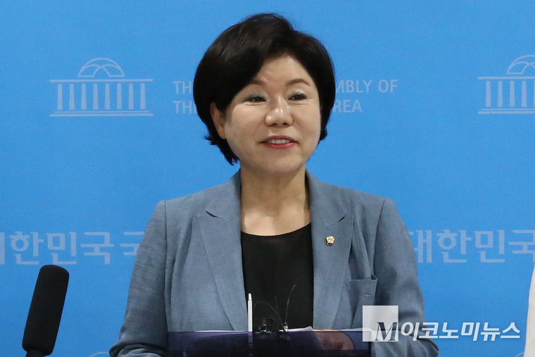 지난 16일 조은희 국민의힘 의원이 국회 소통관에서 자당 국회 여성가족부 위원들과 기자회견 후 백브리핑하고 있다. 사진=최동환 기자