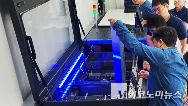 액침냉각 시스템에 서버를 담그는 모습. 사진=삼성물산