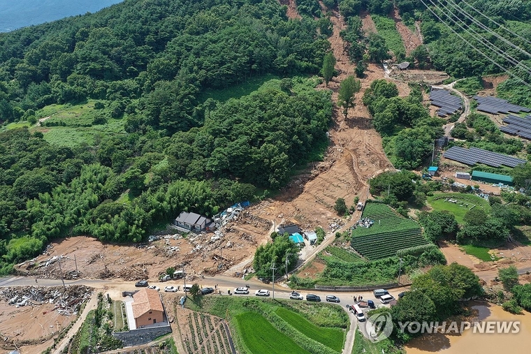 20일 오후 경남 산청군 산청읍 부리 내부마을이 전날 내린 폭우와 산사태로 파괴돼 원래 형태를 알아볼 수 없을 정도다. 사진=연합뉴스