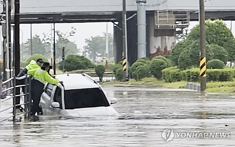 지난 19일 오전 울산에 많은 비가 내리면서 태화강 주변 주차장과 산책로 등이 물에 잠겼다. 중구 태화강변 주차장에서 침수된 차량. 