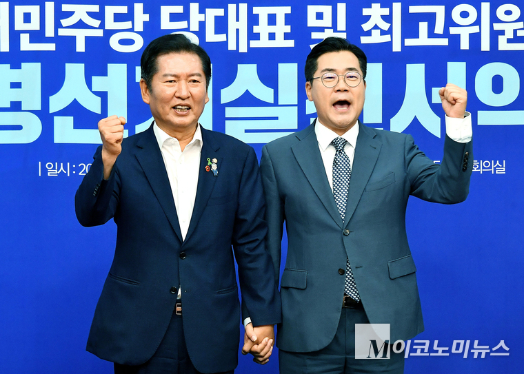 정청래(왼쪽)·박찬대 더불어민주당 당대표 후보가 지난 15일 공명선거실천 서약식에서 기념촬영하고 있다. 사진=최동환 기자