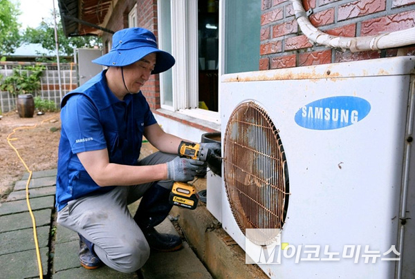 18일에 충남 예산군에서 삼성전자서비스 엔지니어가 수해복구 특별점검을 했다. 사진=삼성전자