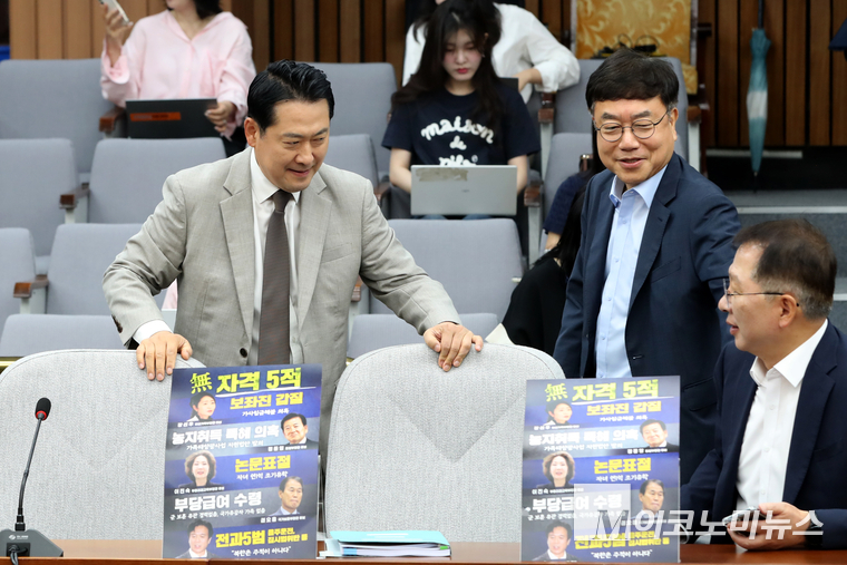 지난 18일 장동혁 국민의힘 의원이 국회 본청에서 열린 원내대책회의에 참석해 의원들과 이야기 나누고 있다. 사진=최동환 기자