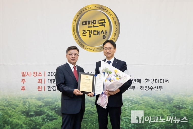 가스공사의 ‘2025 대한민국환경대상’ ESG경영 본상 수상 사진(오른쪽 정택주 가스공사 탄소중립환경부장) 사진=한국가스공사