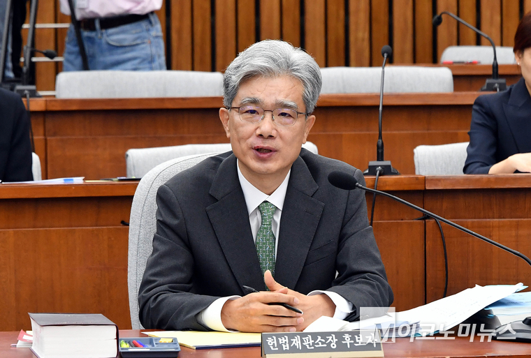 김상환 헌법재판소장 후보자가 21일 청문회에서 질의에 답하고 있다. 사진=최동환 기자
