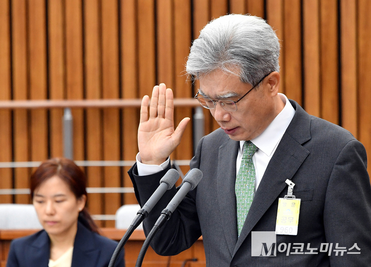 김상환 헌법재판소장 후보자가 21일 청문회에서 선서하고 있다. 사진=최동환 기자