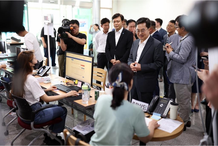 김동연 지사가 민생회복 소비쿠폰 현장점검 및 건의사항 등을 청취하고 있다 <경기도 제공>