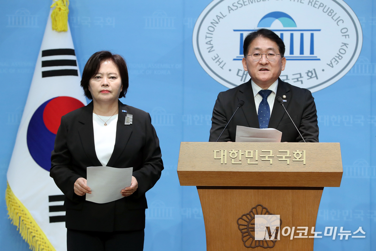 조국혁신당 차규근(오른쪽)·정춘생 의원이 21일 국회 소통관에서 기자회견하고 있다. 사진=최동환 기자