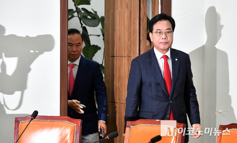 송언석 국민의힘 비상대책위원장 겸 원내대표가 21일 국회 본청에서 열린 비상대책위원회의에 참석하고 있다. 사진=최동환 기자