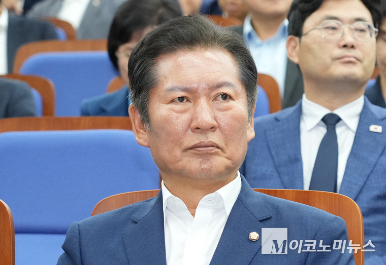 당대표 출사표를 낸 정청래 의원이 지난 24일 의원총회에 참석해 있다. 사진=최동환 기자