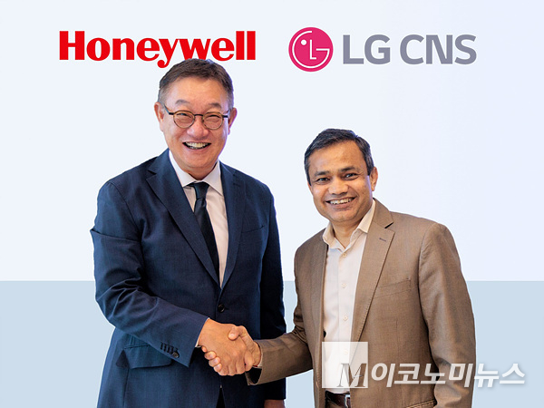 LG CNS 현신균 사장이 하니웰 프라메시 마헤시와리 사장과 기념촬영을 하고 있다. 사진=LG CNS