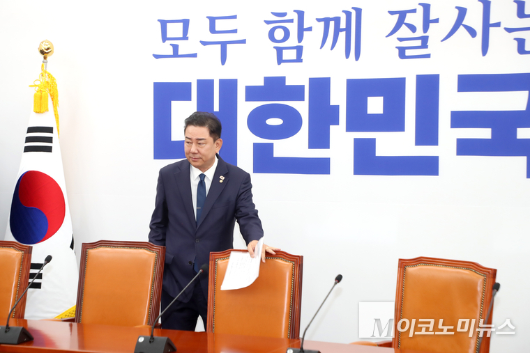 김병기 더불어민주당 당대표 직무대행 겸 원내대표는 22일 국회 본청에서 열린 원내대책회의에 참석하고 있다. 사진=최동환 기자