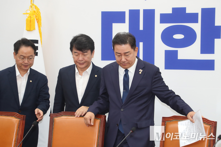 김병기 더불어민주당 당대표 직무대행 겸 원내대표는 22일 국회 본청에서 열린 원내대책회의에 참석하고 있다. 사진=최동환 기자