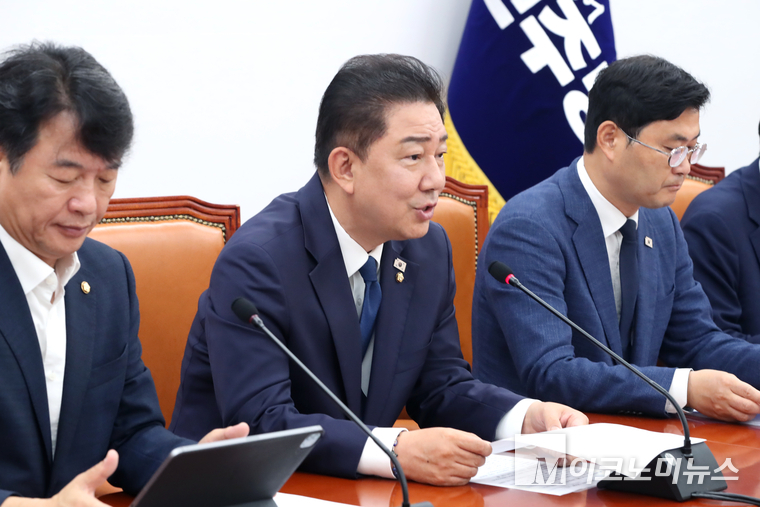 김병기 더불어민주당 당대표 직무대행 겸 원내대표는 22일 국회 본청에서 열린 원내대책회의에서 발언하고 있다. 사진=최동환 기자