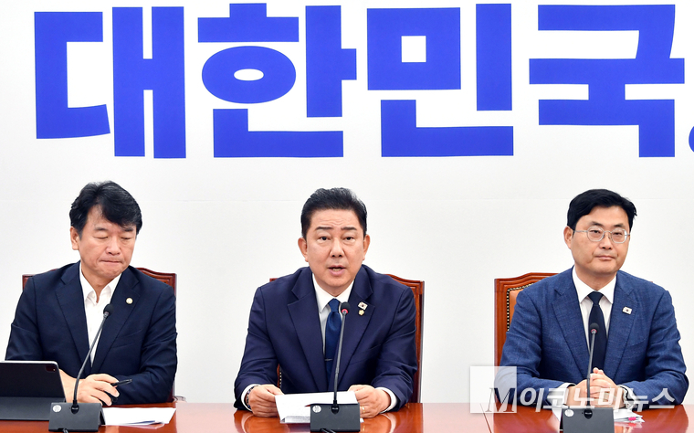 김병기 더불어민주당 당대표 직무대행 겸 원내대표가 22일 국회 본청에서 열린 원내대책회의에서 발언하고 있다. 사진=최동환 기자