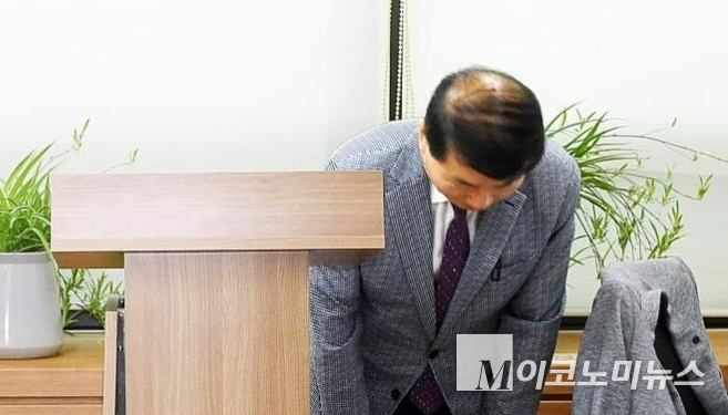 백경현 경기 구리시장이 폭우로 인한 비상근무 중 야유회에 참석해 노래하고 춤춘 것에 대해 22일 사과하고 있다. 사진=구리시
