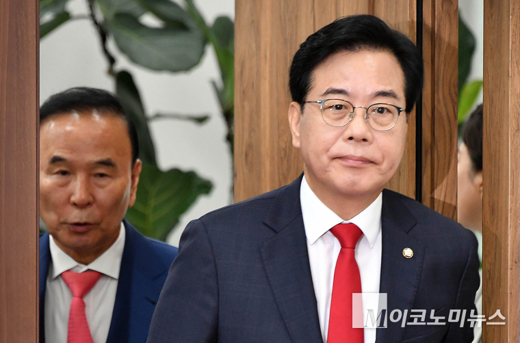 송언석 국민의힘 비상대책위원장 겸 원내대표가 지난 21일 국회 본청에서 열린 비상대책위원회의에 참석하고 있다. 사진=최동환 기자