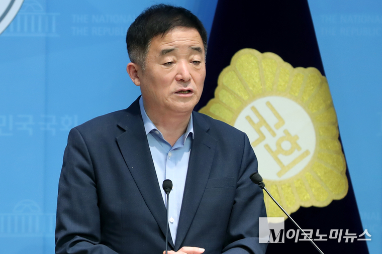강득구 더불어민주당 의원이 지난 14일 국회 소통관에서 기자회견하고 있다. 사진=최동환 기자