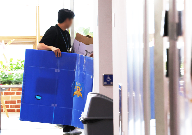 경찰이 지난 16일 경기 오산시 가장교차로 고가도로의 옹벽이 붕괴사고 관련해 22일 오산시청을 압수수색했다. 사진=연합뉴스