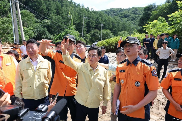 22일 오후 김동연 경기도지사가 가평군 조종면 집중호우 피해지역 현장을 방문하여 수색구조 당부 및 직원 격려를 하고 있다 <경기도 제공>
