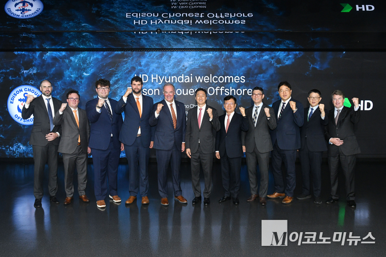 HD현대와 ‘에디슨 슈에스트 오프쇼어(Edison Chouest Offshore)’ 社가 최근 미국 내 컨테이너 운반선 공동 건조를 위한 세부 협력방안 등을 논의했다. 사진 오른쪽에서 여섯번째부터 정기선 HD현대 수석부회장, 디노 슈에스트(Dino Chouest) 에디슨 슈에스트 오프쇼어 대표. 사진=HD현대 